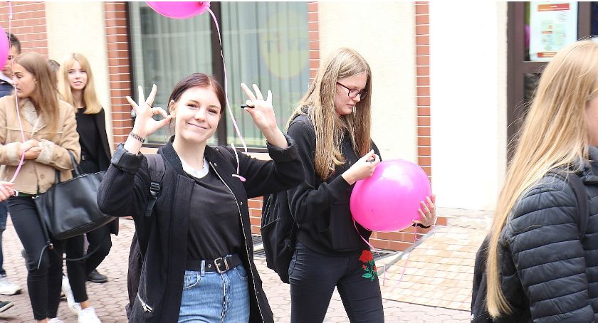 Po raz 22. maszerowali przez Legnicę promując walkę z rakiem piersi [ZDJĘCIA]