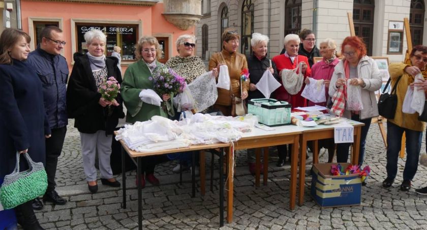 TML rozdawał na rynku eko-torby uszyte ze starych firanek  