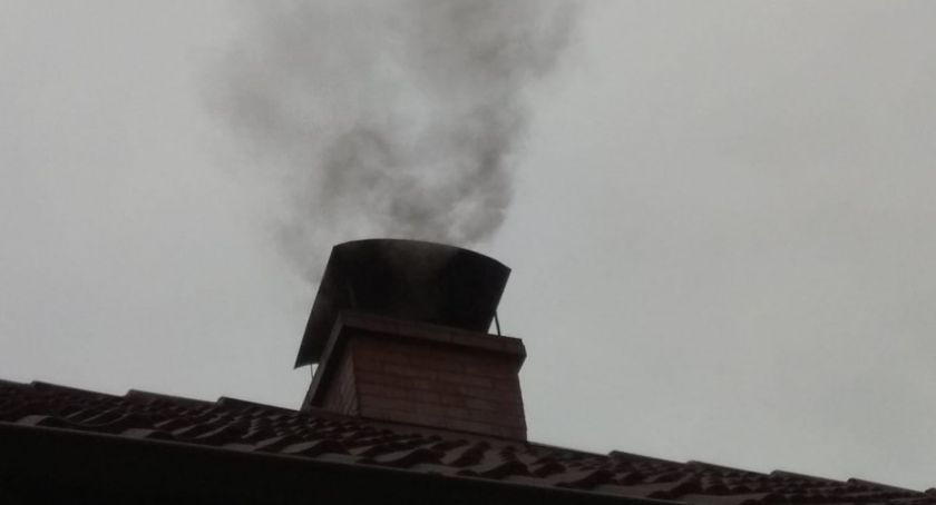 Strażnicy ruszyli w teren. Nawet 5 tys. zł kary za palenie w piecu śmieciami