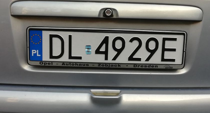 Urząd miasta wybiera dostawcę samochodowych tablic rejestracyjnych