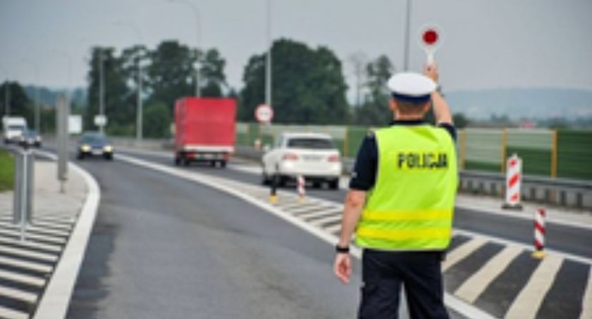 Jeździł samochodem po mieście bez prawa jazdy i jeszcze na haju