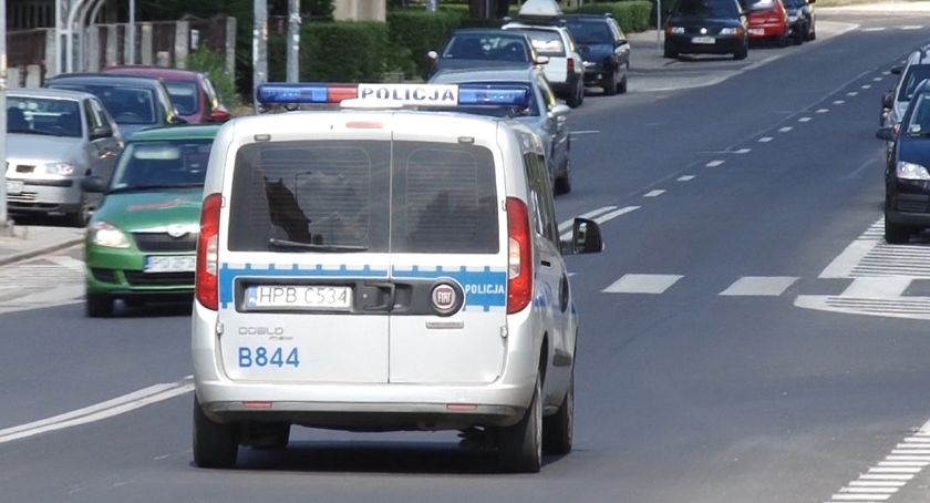 Rzucił młotkiem w samochód i trafił za kratki. Może posiedzieć nawet 5 lat