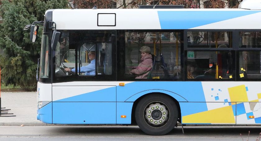 Sprawdź, jak w piątek i sobotę dojechać autobusem na cmentarze
