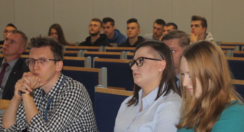 Praktyki, nauka i od razu praca - pilotażowy program w legnickiej PWSZ