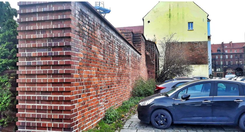 Radna interweniuje w urzędzie ws. średniowiecznego muru obronnego