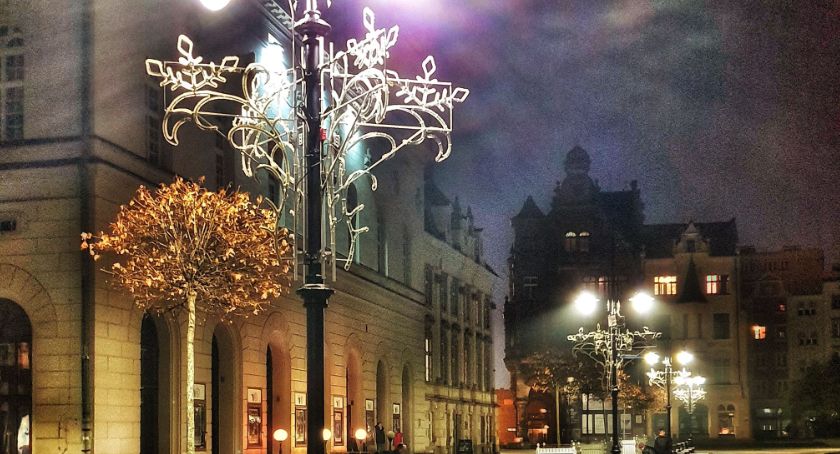 Święta coraz bliżej. LPGK rozpoczęło w rynku montaż iluminacji