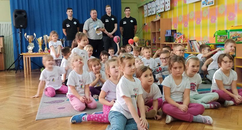 Szczypiorniści Siódemki Miedź z wizytą u przedszkolaków [WIDEO]