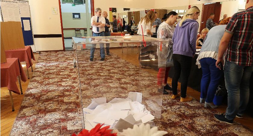 Głosowanie bez dowodu, rodzina w komisji. KOD punktuje wyborczy bałagan