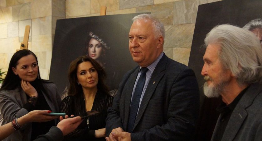 Prezydent Tadeusz Krzakowski na pierwszej stronie miejskiego kalendarza
