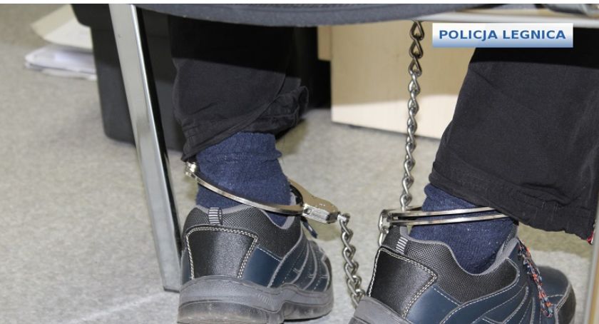 Legnicy policjanci ścigając przestępcę trafili do ... więzienia!