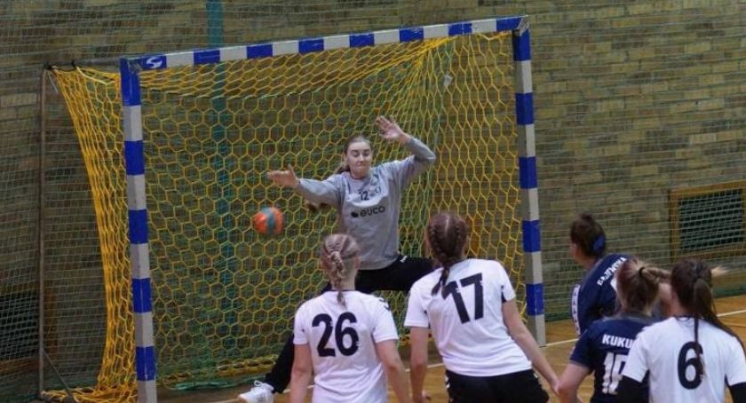II liga piłkarek ręcznych na półmetku. UKS Dziewiątka wiceliderem