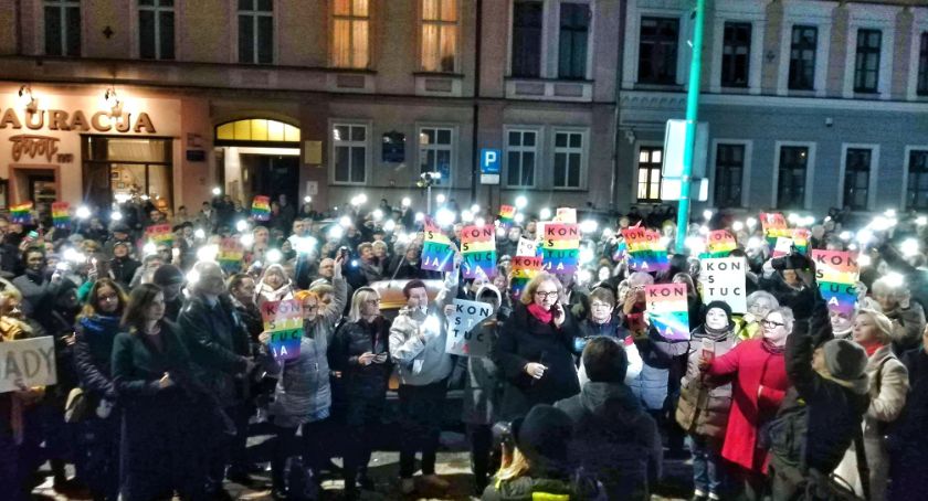 Setki legniczan wyszły manifestować w obronie demokracji i sądownictwa [ZDJĘCIA]