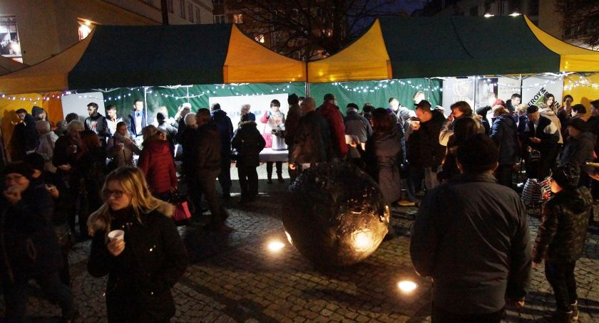 Spotkanie wigilijne w rynku staje się nową legnicką tradycją [ZDJĘCIA]