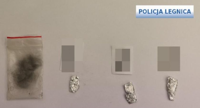 Kierowca naćpany i bez prawda jazdy. Pasażer z zapasem narkotyków