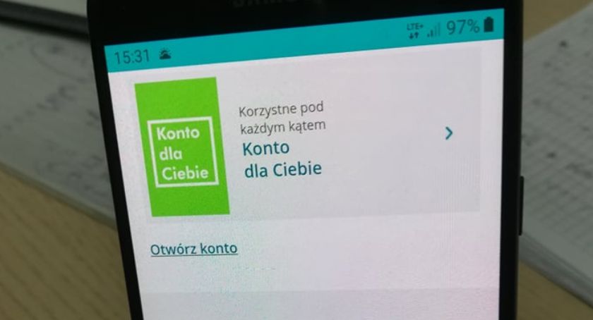 Dopłacił do przesyłki kurierskiej złotówkę i ukradli mu z konta 18 tys. zł 