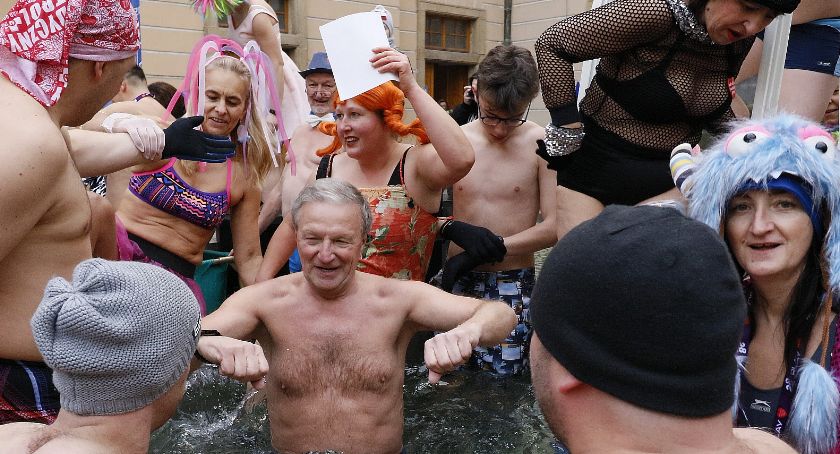 WOŚP: W Legnicy rozebrali się publicznie, bo chcieli dać Owsiakowi 