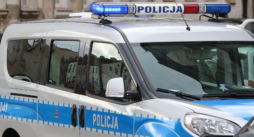 Zbliżają się ferie zimowe. Jak zgłosić policji kontrolę autokaru?