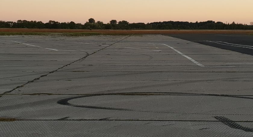 Kolejny kawałek lotniska idzie pod młotek. Miasto liczy na duże pieniądze