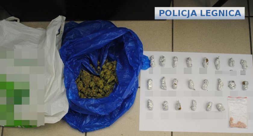 Policja złapała nastolatka z reklamówką pełną narkotyków [ZDJĘCIA]