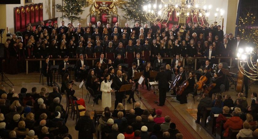 Koncert kolęd i pastorałek w zjawiskowej aranżacji aktorów, chórów i orkiestry [ZDJĘCIA]