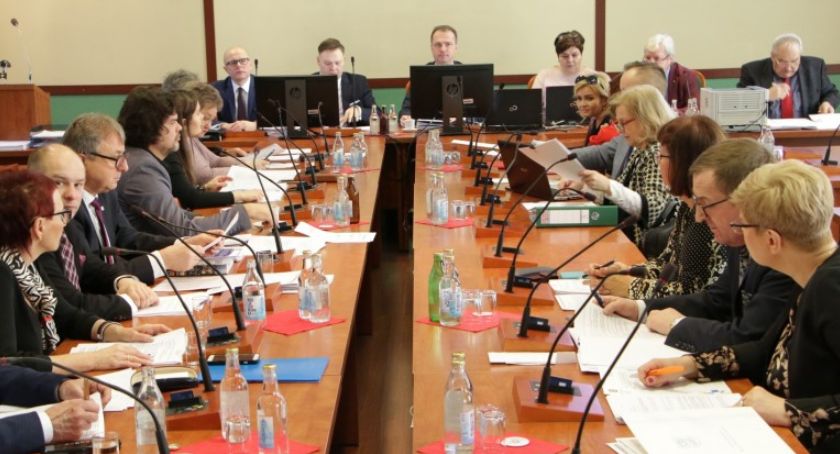 Obradowali radni. Są zmiany w śmieciach, szkołach i przedszkolach