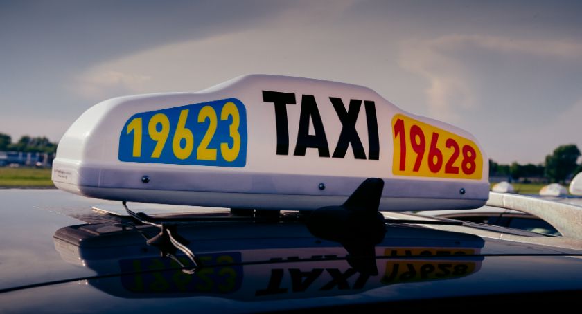 Zabiorą samochód, zrobią zakupy, zawiozą paczkę. Co oferuje Lider Taxi?