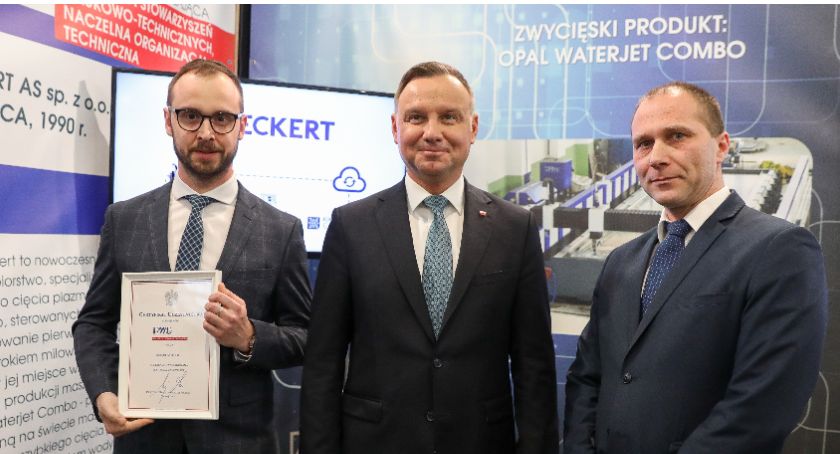Prezydent Andrzej Duda wręcza legnickiej firmie Eckert certyfikat uznania