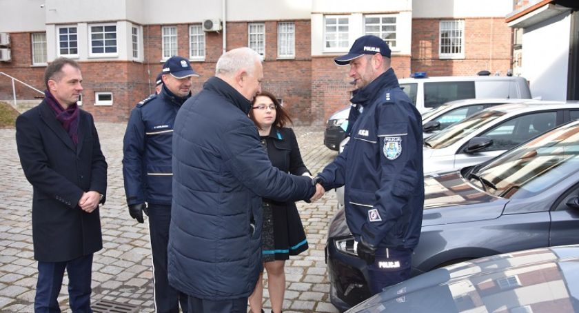 Flota legnickiej policji powiększyła się o osiem nowych radiowozów [ZDJĘCIA] 