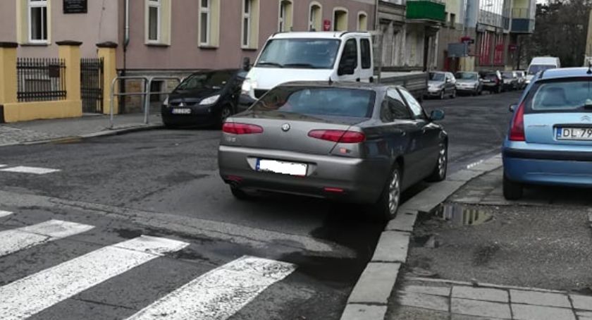 Kolejny księciunio szosy demonstruje kunszt parkowania w Legnicy 
