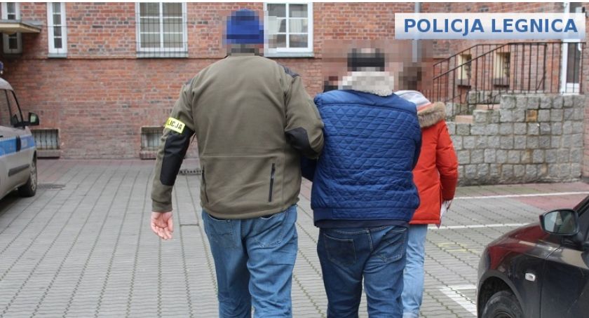 Mieszkaniec Warszawy, który udawał policjanta zamieszkał w areszcie