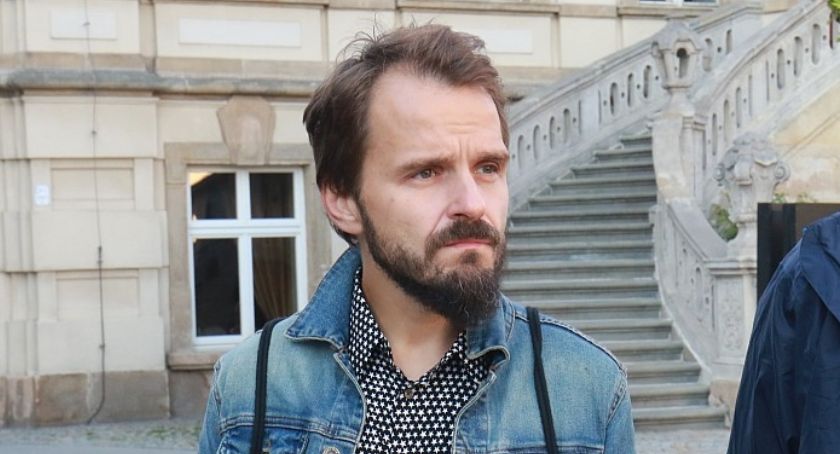 Zobaczie, jak legnicki aktor serdecznym palcem instruuje posłankę PiS 