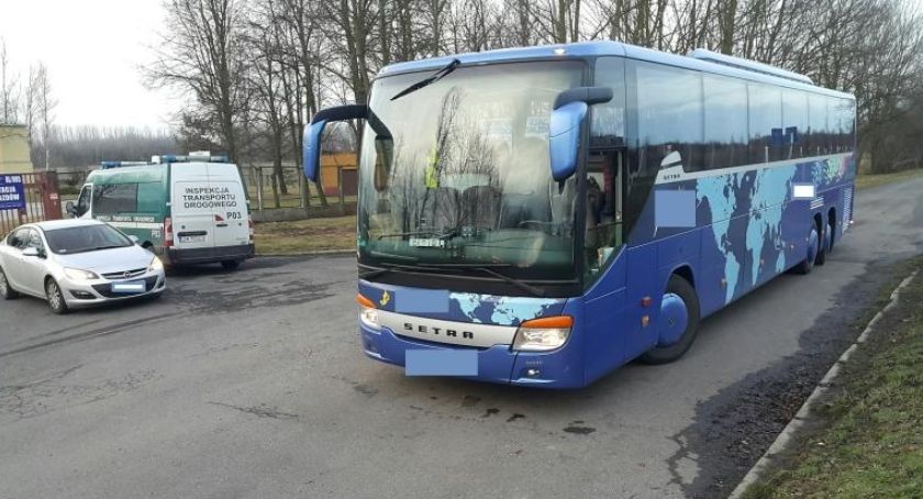 Kierowca autokaru próbował oszukać inspektorów i policjantów