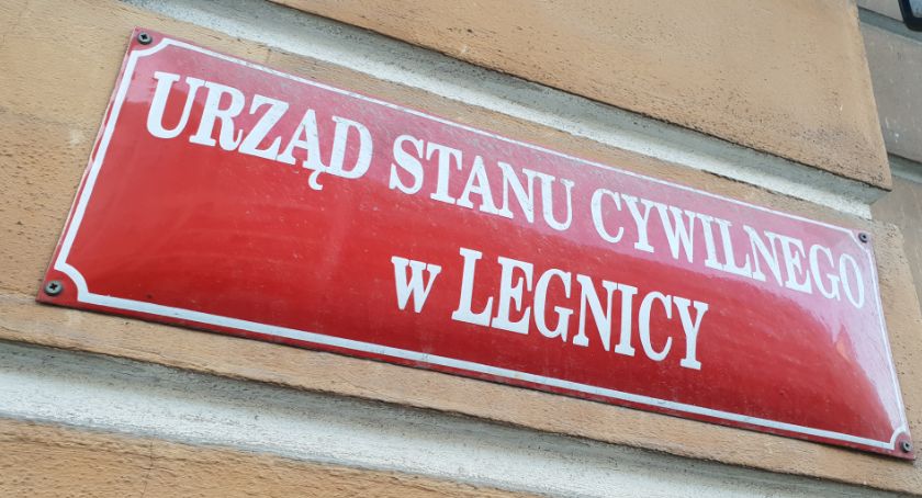 Mniej rozwodów i narodzin w Legnicy. Śluby coraz częściej poza USC