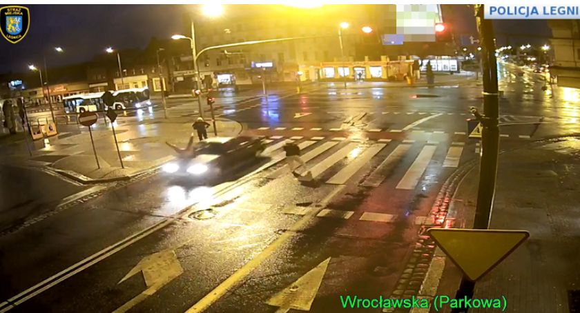 Potrącił na pasach kobietę i odjechał. Kierowcy grożą trzy lata odsiadki [WIDEO]