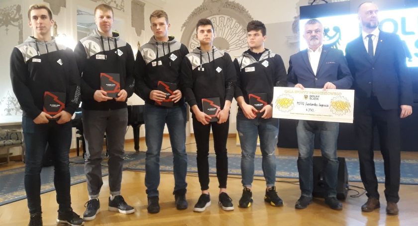Najlepsze legnickie kluby z czekami od marszałka za sukcesy w 2019 r.