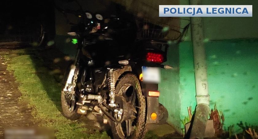 Gorączka sobotniej nocy na drogach, czyli policyjny pościg za pijanym motocyklistą