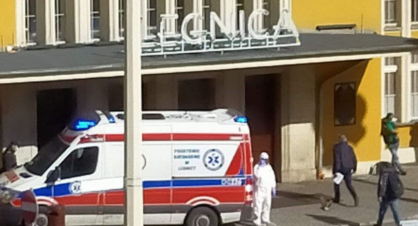 Ratownicy w kombinezonach przebadali pasażera na legnickim dworcu PKP