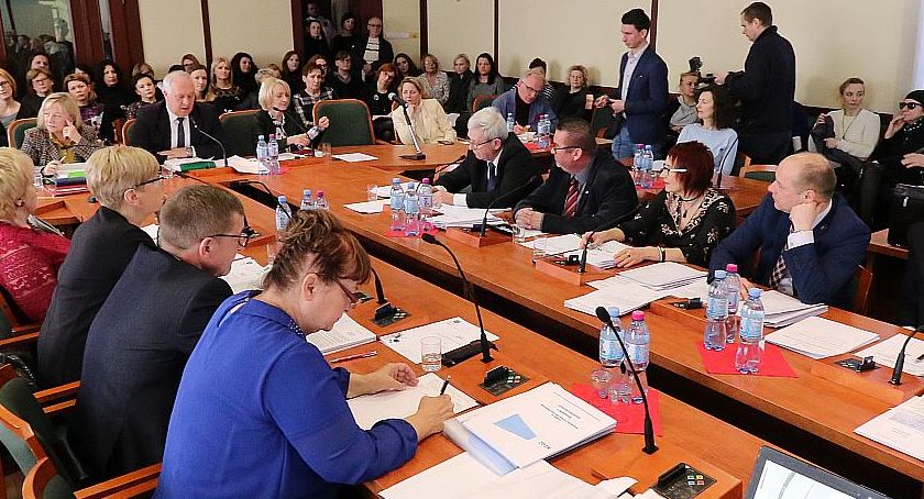 Sesja rady miejskiej za zamkniętymi drzwiami przez koronawirusa