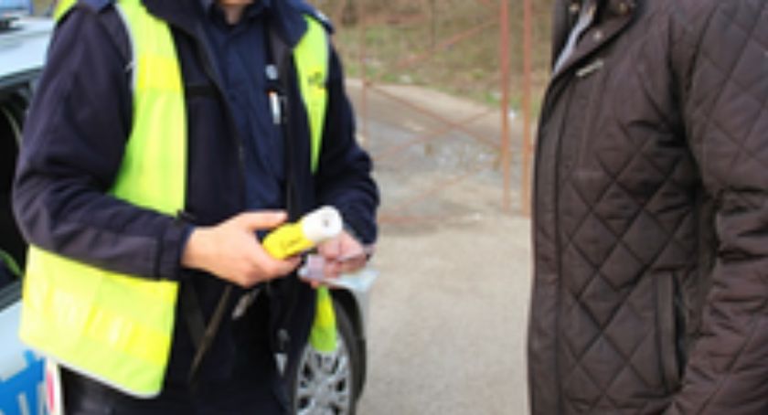 Kompletnie pijany kierowca utknął na polnej drodze. Pomogła policja