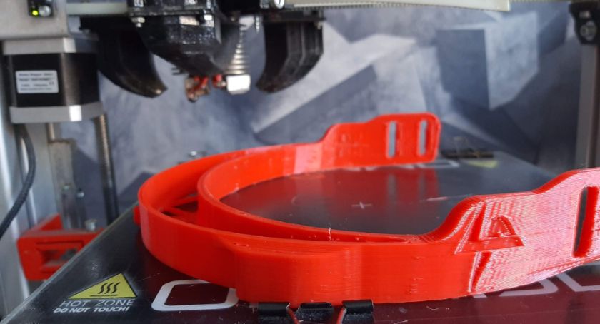 Za pomocą drukarek 3D produkują przyłbice ochronne dla szpitala w Legnicy 