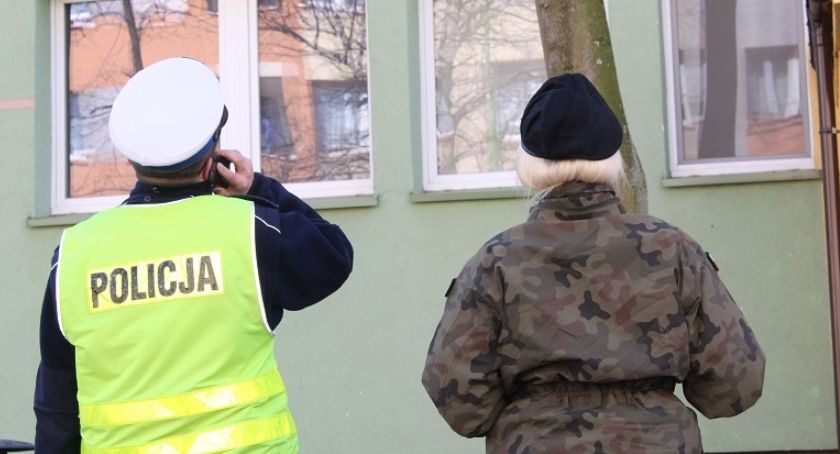Wojsko wspomaga legnickich policjantów w kontroli osób objętych kwarantanną