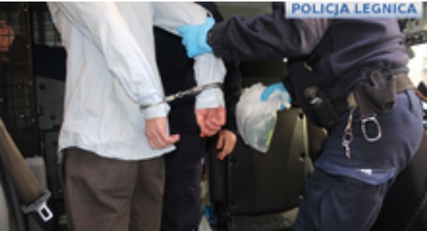 Mężczyzna, który zranił nożem ratownika, złapany przez policjanta po służbie 
