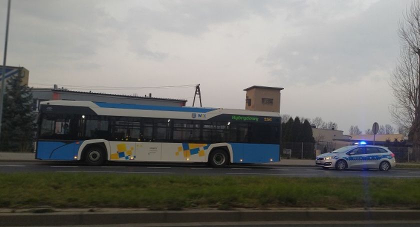 Koronawirus. Legnicka policja ruszyła z kontrolami autobusów MPK
