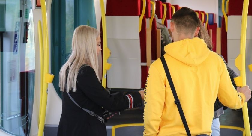 Konduktorzy Kolei Dolnośląskich uzbrojeni w mobilne terminale