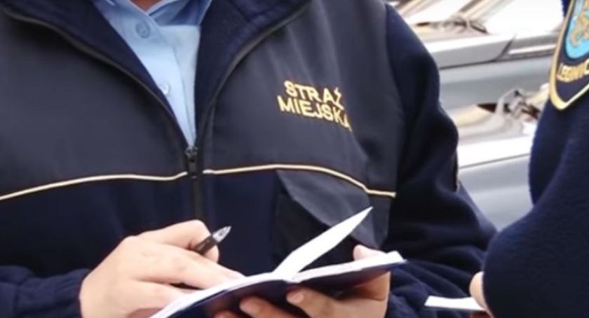 Libacja na skwerku. Posypały się surowe mandaty od straży miejskiej