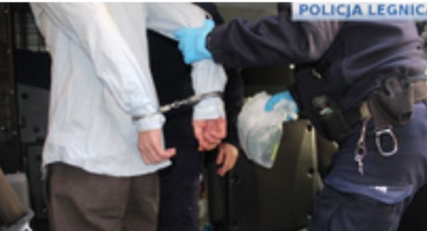 Prokuratura postawiła 37-latkowi zarzut próby zabójstwa ratownika medycznego