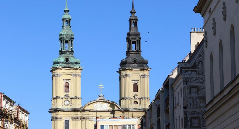 Komunikat legnickiej kurii: na świątecznych mszach jednak tylko pięć osób