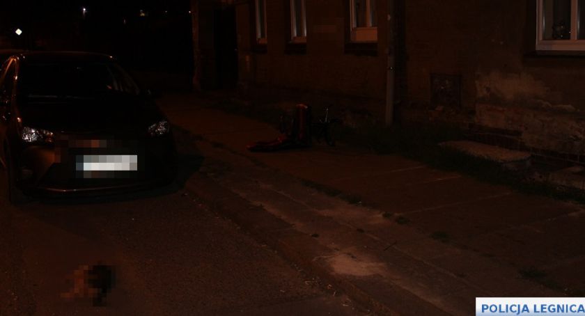 Domowa awantura. W szale wyrzuciła przez okno psa, meble i narkotyki 