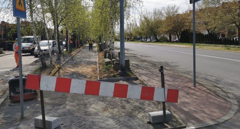 Remontują zniszczone chodniki na Piekarach i przy ulicy Działkowej