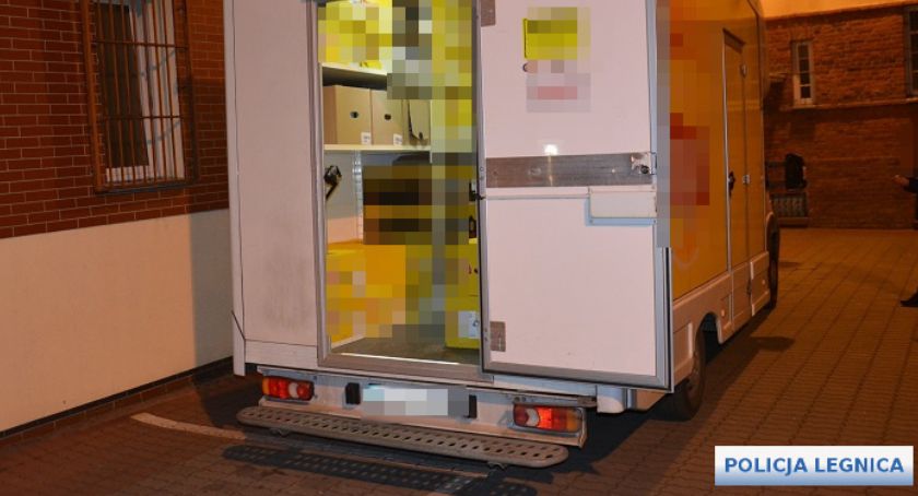 Ukradł chipsy i gumy. Słodki sen złodzieja recydywisty przerwała policja